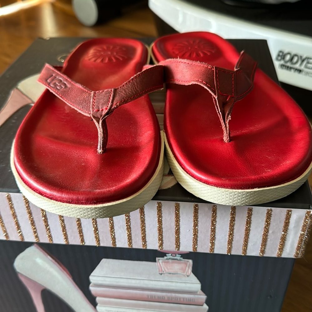 Unisex Ugg flip flops in excellent condition